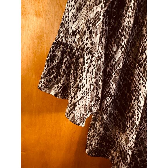 Rafaella Women's Black & Gray Snake Print Blouse Top Flared Sleeves Size M - Picture 8 of 9
